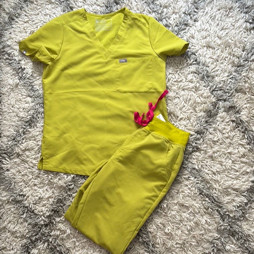 FIGS brand women’s scrub set, size small, very good condition!